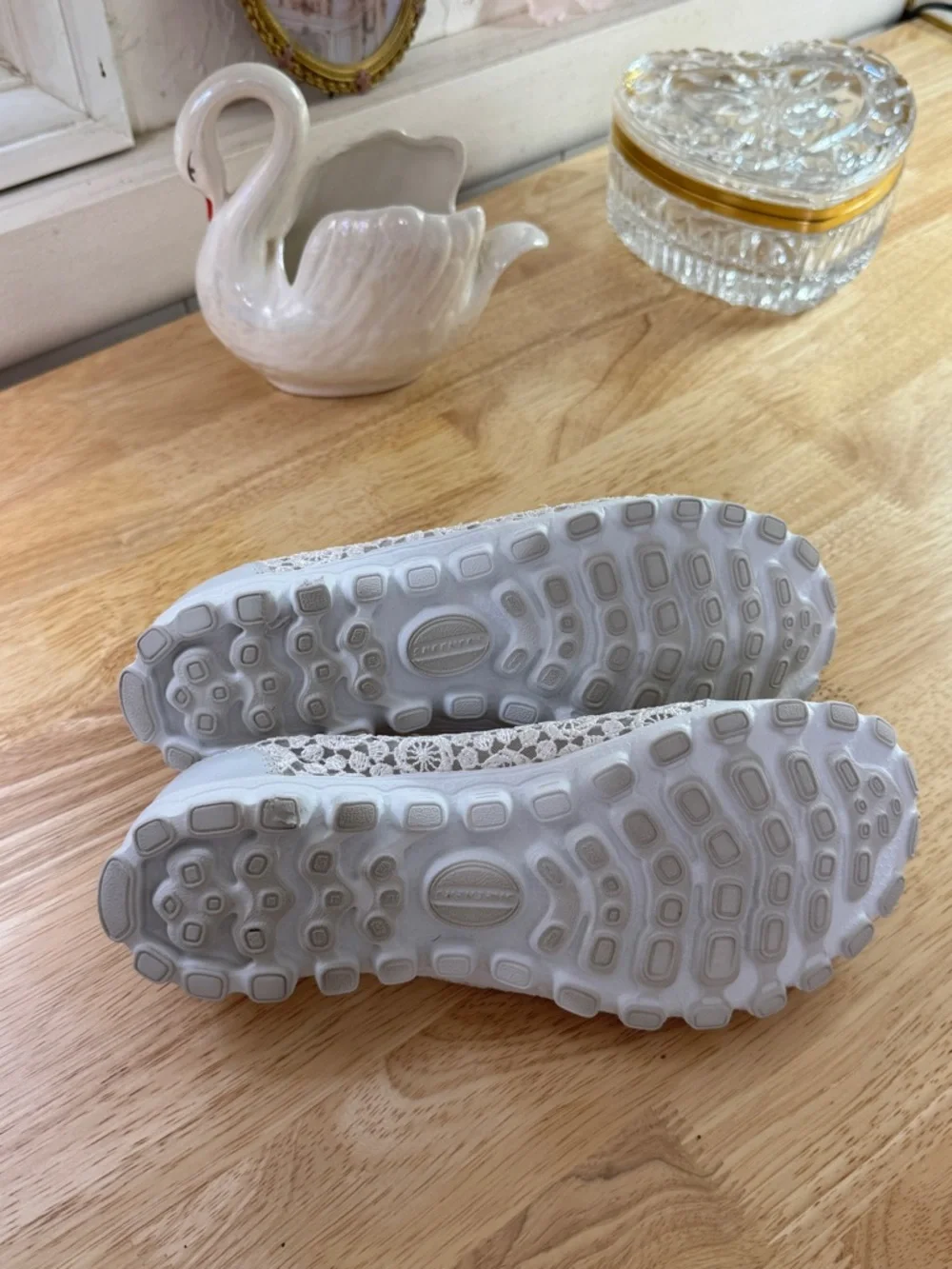Whimsical Fairy Skechers White Leather Crochet Slip-On Comfort Flats Size 7